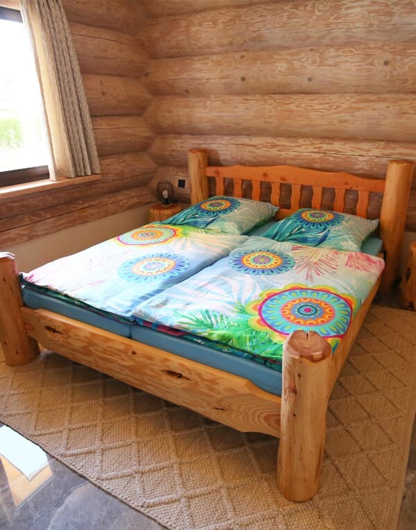 Schlafzimmer mit Holzbett von Hand gefertigt